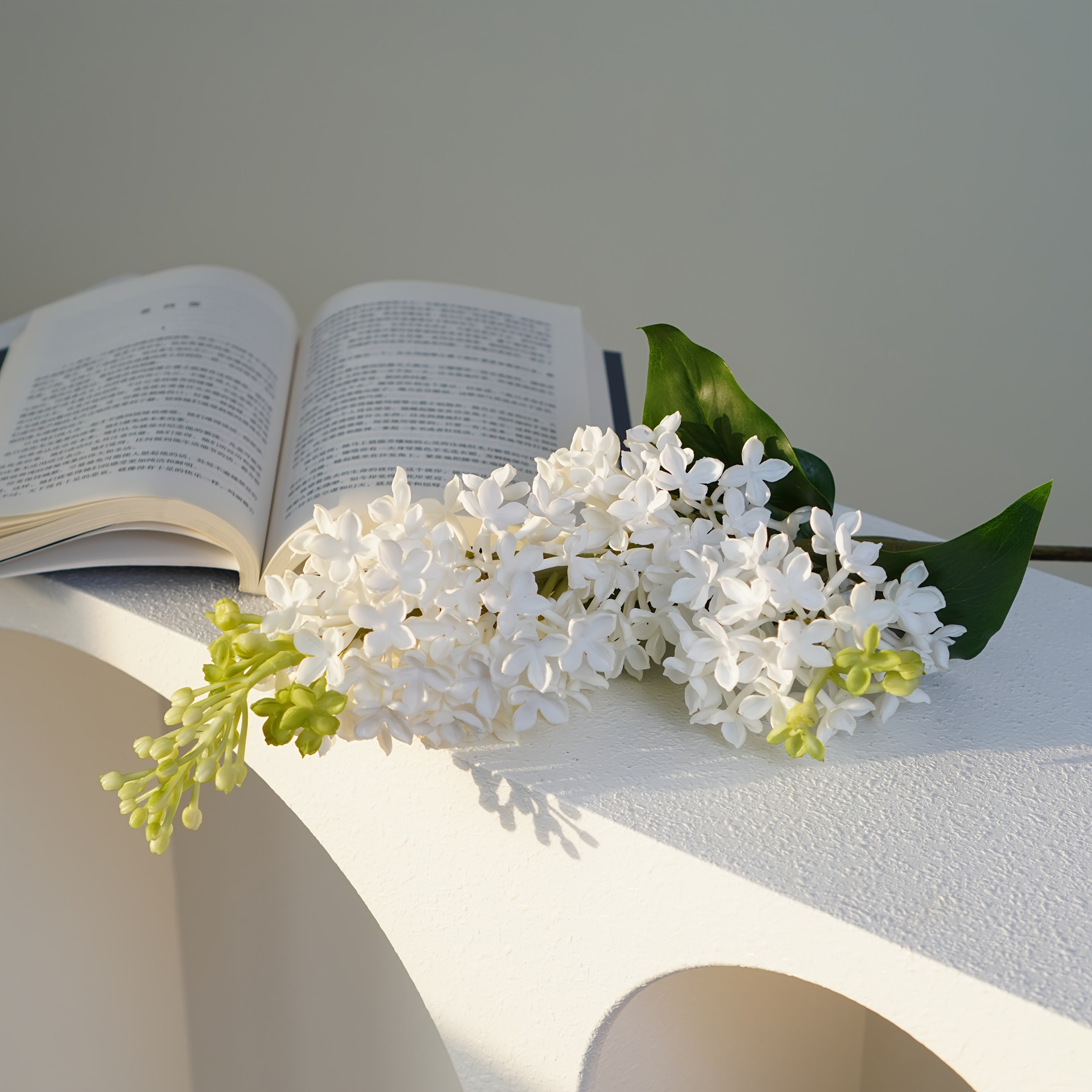 Flexible Lilac Branches, Equipped with Realistic And Bendable Stems And Spring Blooming Flowers - Made of Plastic Material, Suitable for Centerpiece Decoration, Spring Decoration, New Year Decoration, And Indoor Dining Table Decoration with Lilac