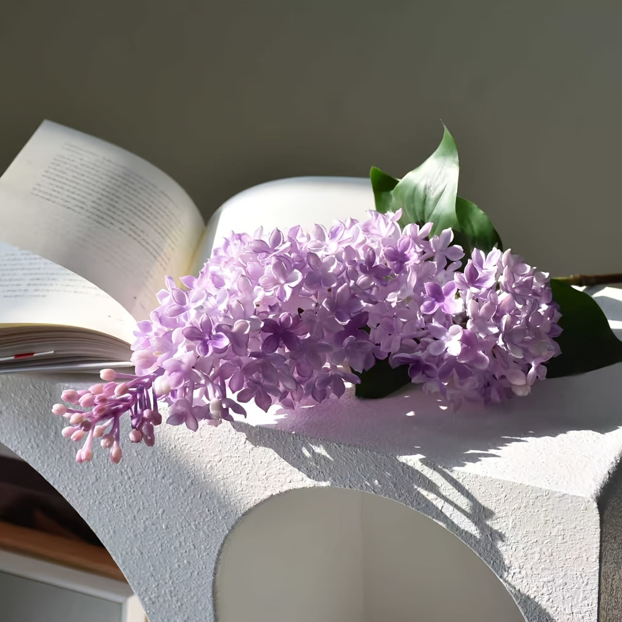 Flexible Lilac Branches, Equipped with Realistic And Bendable Stems And Spring Blooming Flowers - Made of Plastic Material, Suitable for Centerpiece Decoration, Spring Decoration, New Year Decoration, And Indoor Dining Table Decoration with Lilac