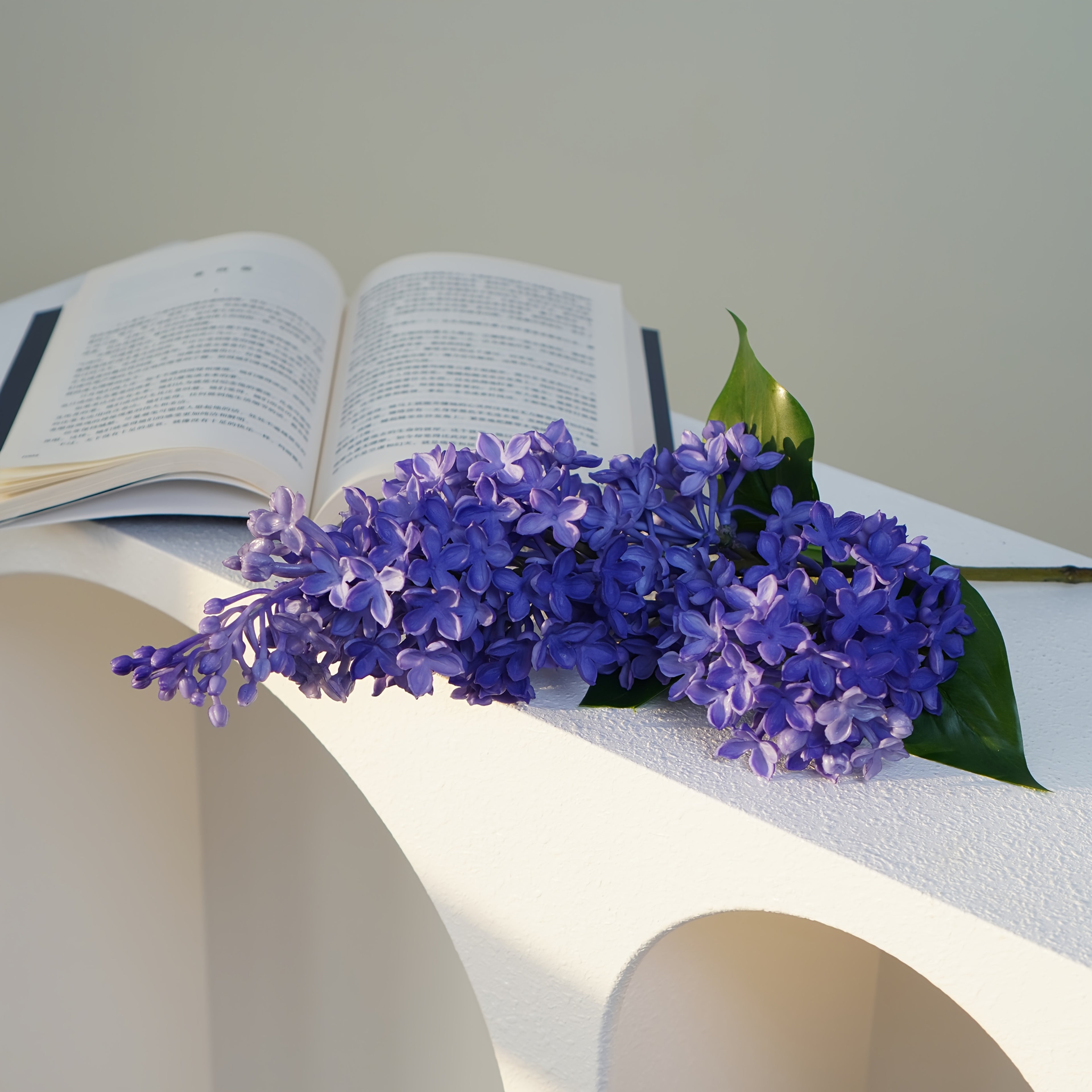 Flexible Lilac Branches, Equipped with Realistic And Bendable Stems And Spring Blooming Flowers - Made of Plastic Material, Suitable for Centerpiece Decoration, Spring Decoration, New Year Decoration, And Indoor Dining Table Decoration with Lilac