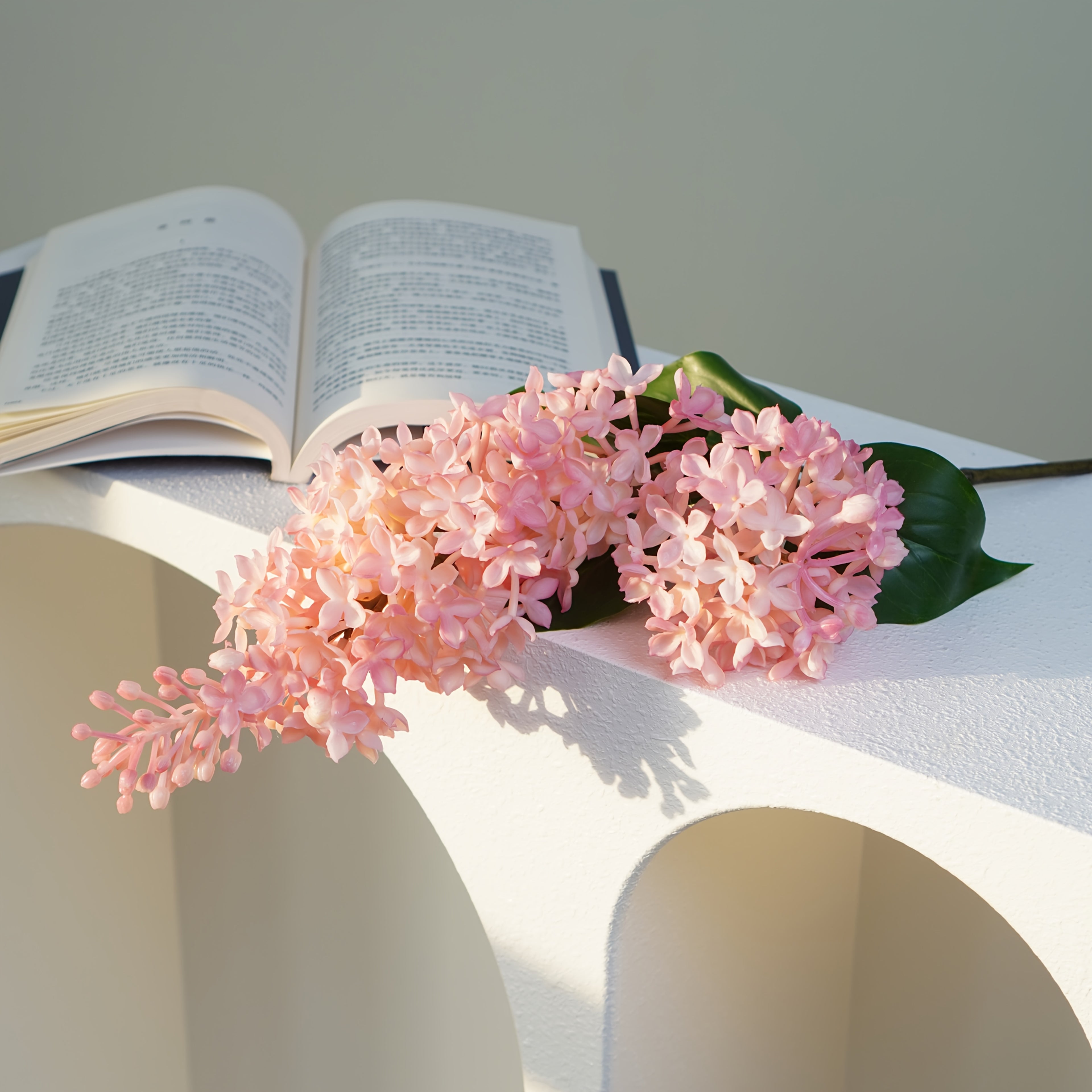 Flexible Lilac Branches, Equipped with Realistic And Bendable Stems And Spring Blooming Flowers - Made of Plastic Material, Suitable for Centerpiece Decoration, Spring Decoration, New Year Decoration, And Indoor Dining Table Decoration with Lilac